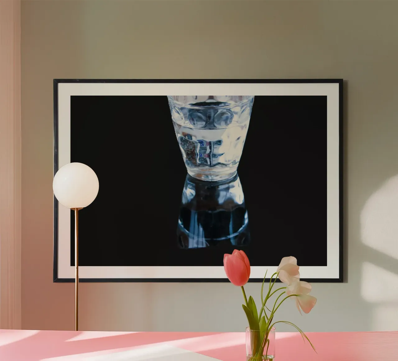 Das Wasserglas Poster mit Aluminium Rahmen von Alexandra Joseph Fotomomente