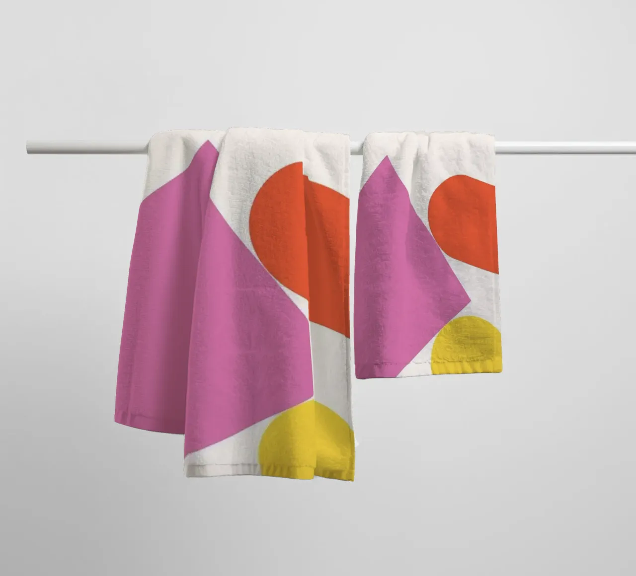 Forme geometriche colorate impilate asciugamano da bagno da galihstudio
