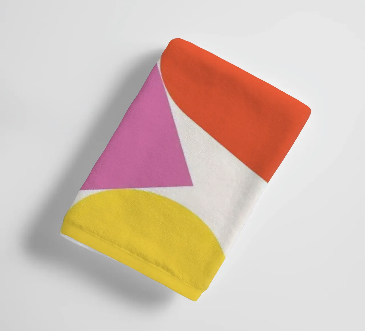 Forme geometriche colorate impilate asciugamano da bagno da galihstudio