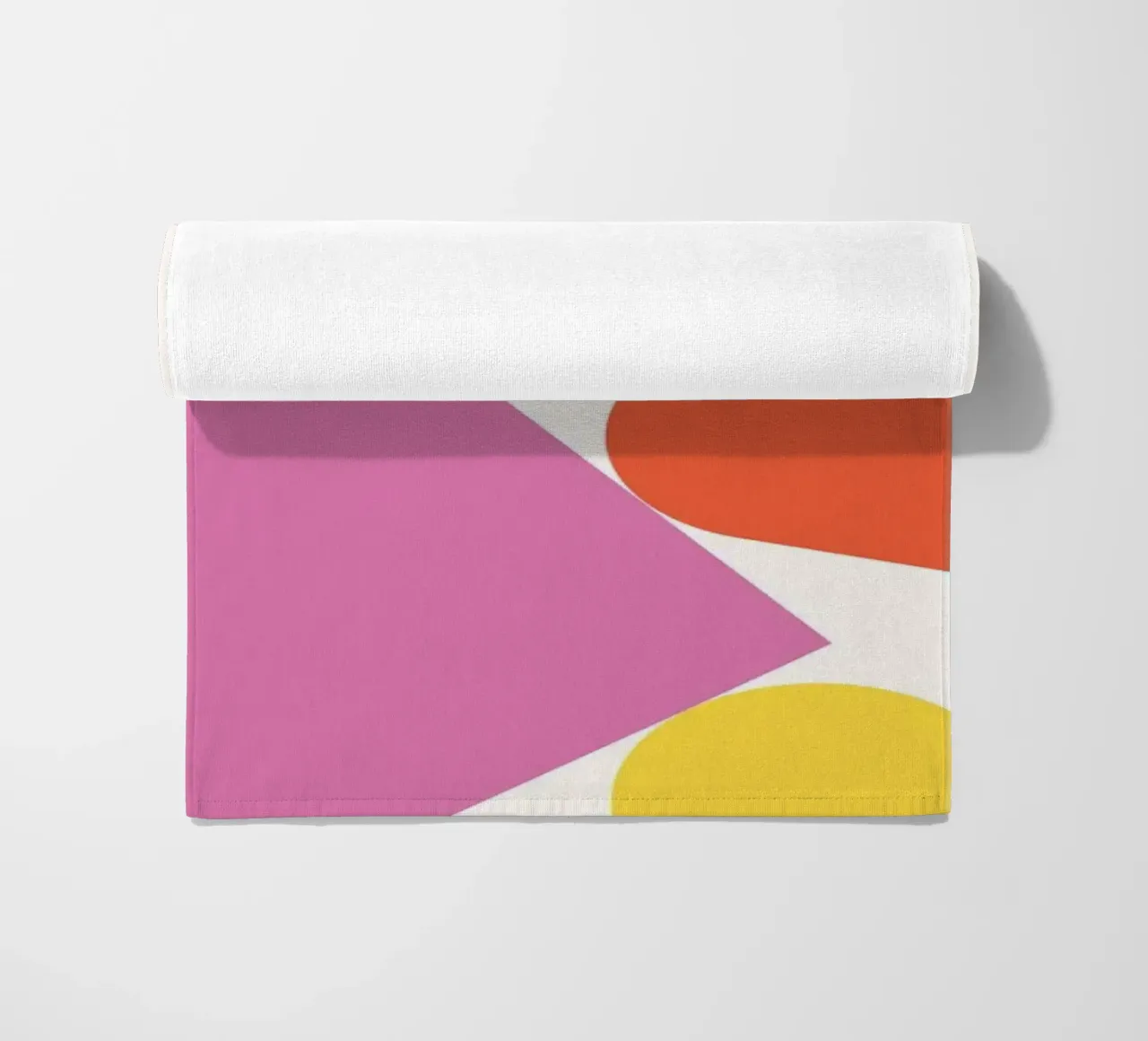 Forme geometriche colorate impilate telo mare da galihstudio