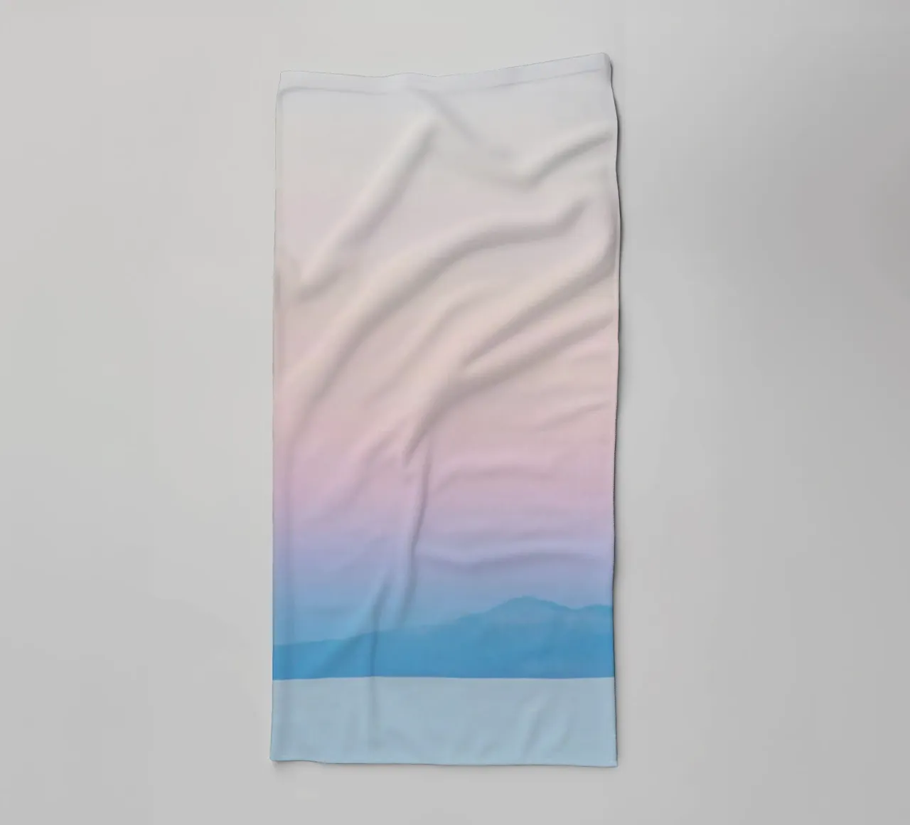 gradient sky and mountain asciugamano da bagno da comura