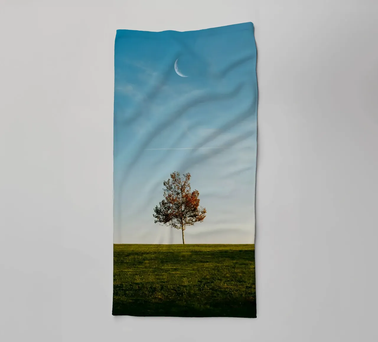 alone tree and the moon asciugamano da bagno da comura