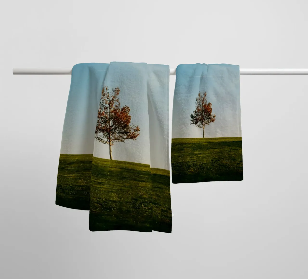 alone tree and the moon asciugamano da bagno da comura