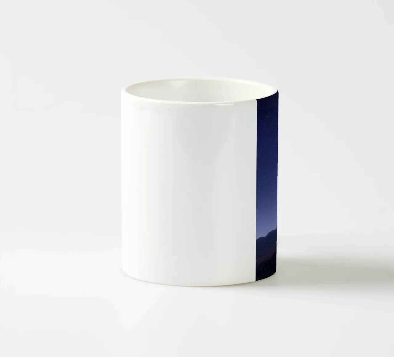 single man climb the mountain tazza in ceramica da comura