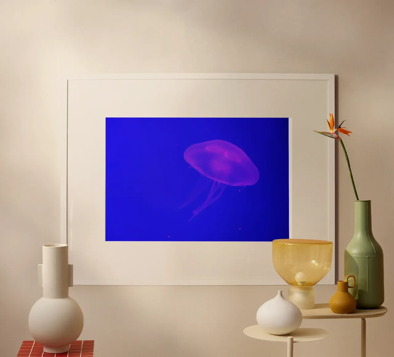 All'acquario #3 poster con telaio in legno da Tal Paz-Fridman