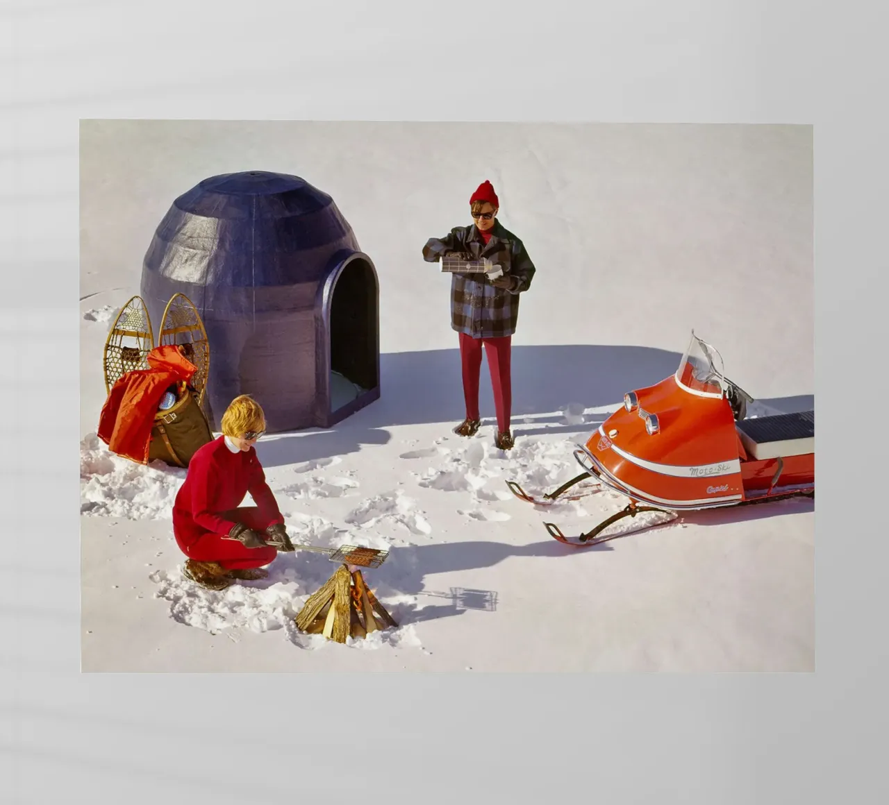 Campeggio retrò con igloo prefabbricato, anni '70 pellicola backlit da Christie