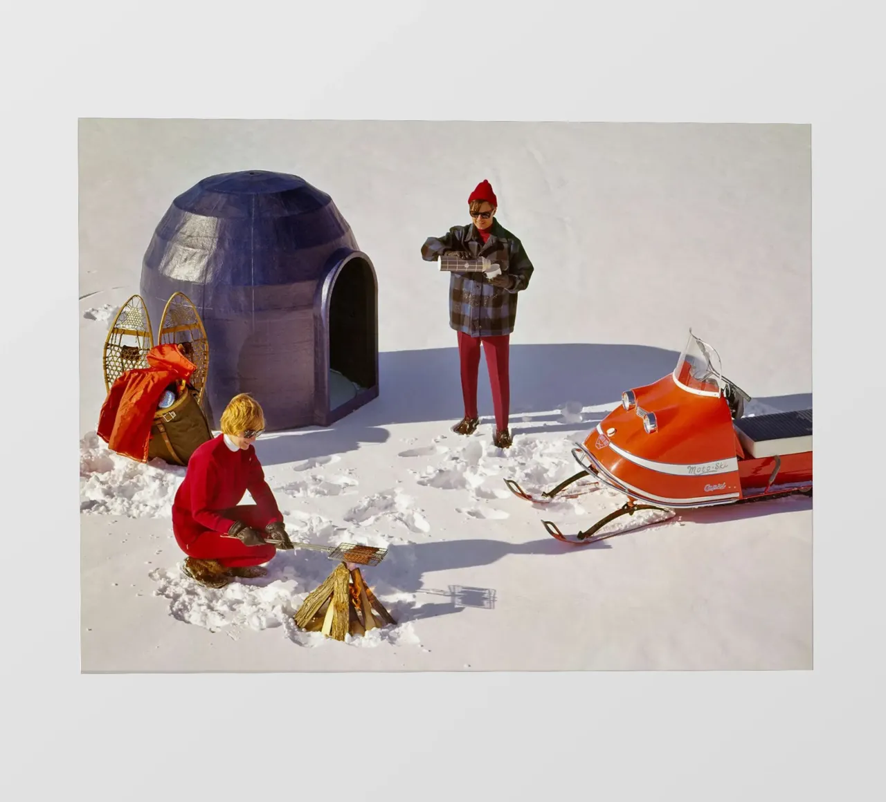 Campeggio retrò con igloo prefabbricato, anni '70 pellicola backlit da Christie