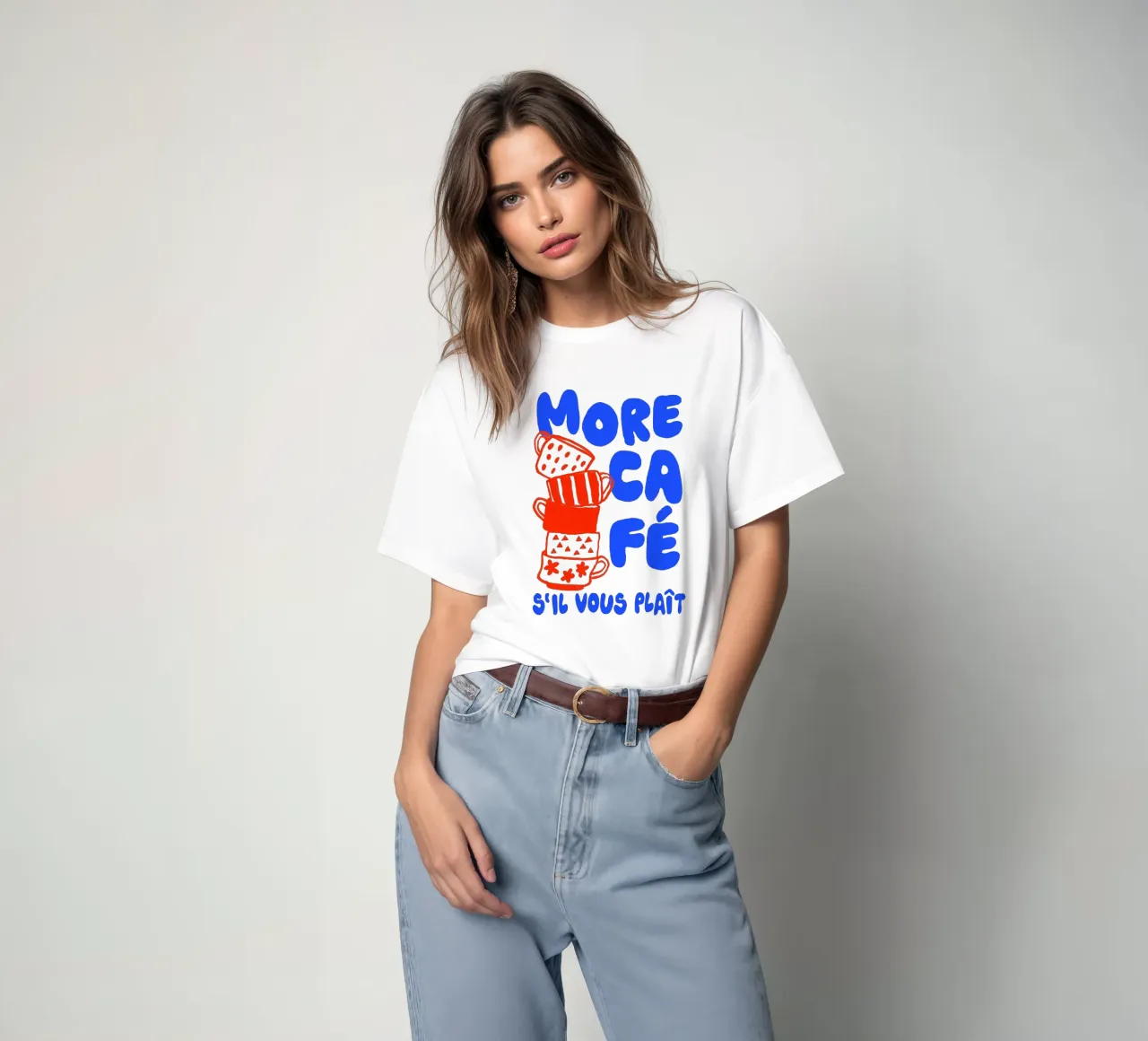 More Café Poster - Illustrazione di una tazza di caffè con il francese t-shirt da QuooodZ by MooodzArt