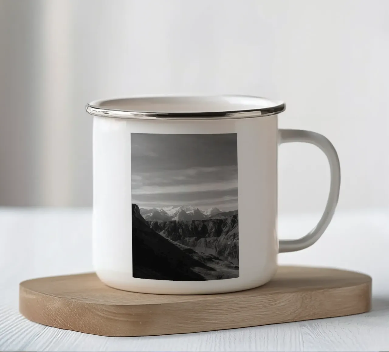 Monochrome Majesty – Bernese Alps tazza in smalto da FujiSwiss