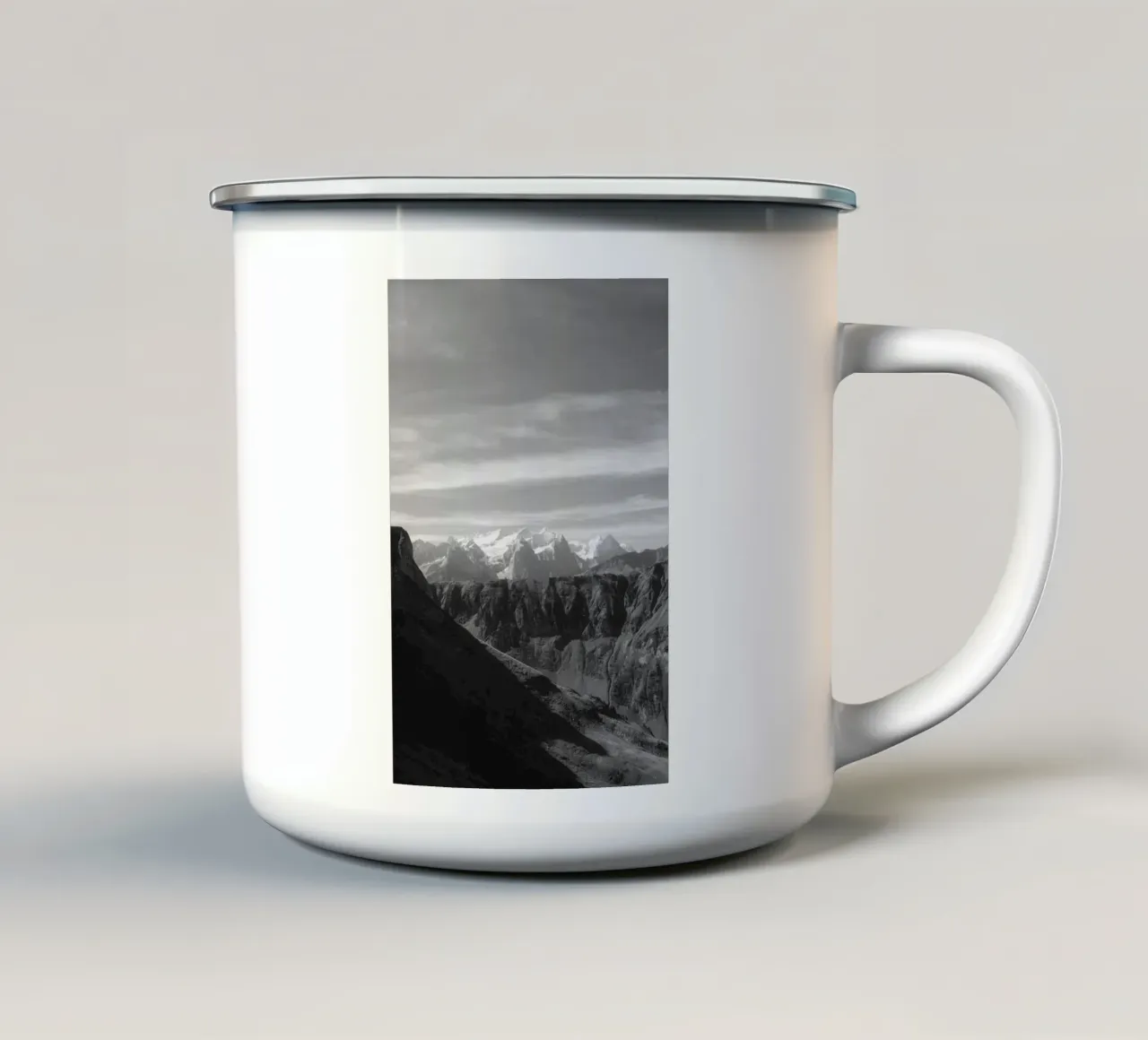 Monochrome Majesty – Bernese Alps tazza in smalto da FujiSwiss