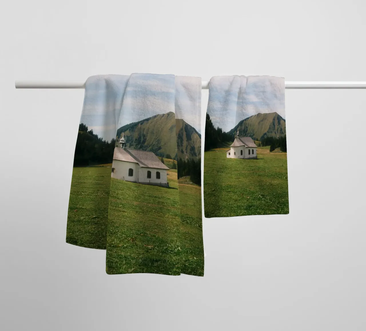 Chapel in the Alps asciugamano da bagno da FujiSwiss
