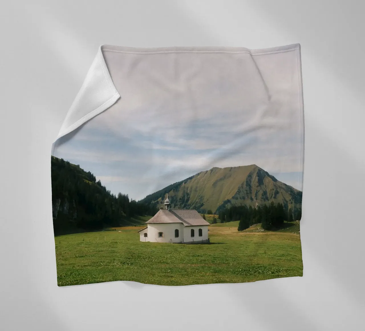 Chapel in the Alps coperta in pile da FujiSwiss