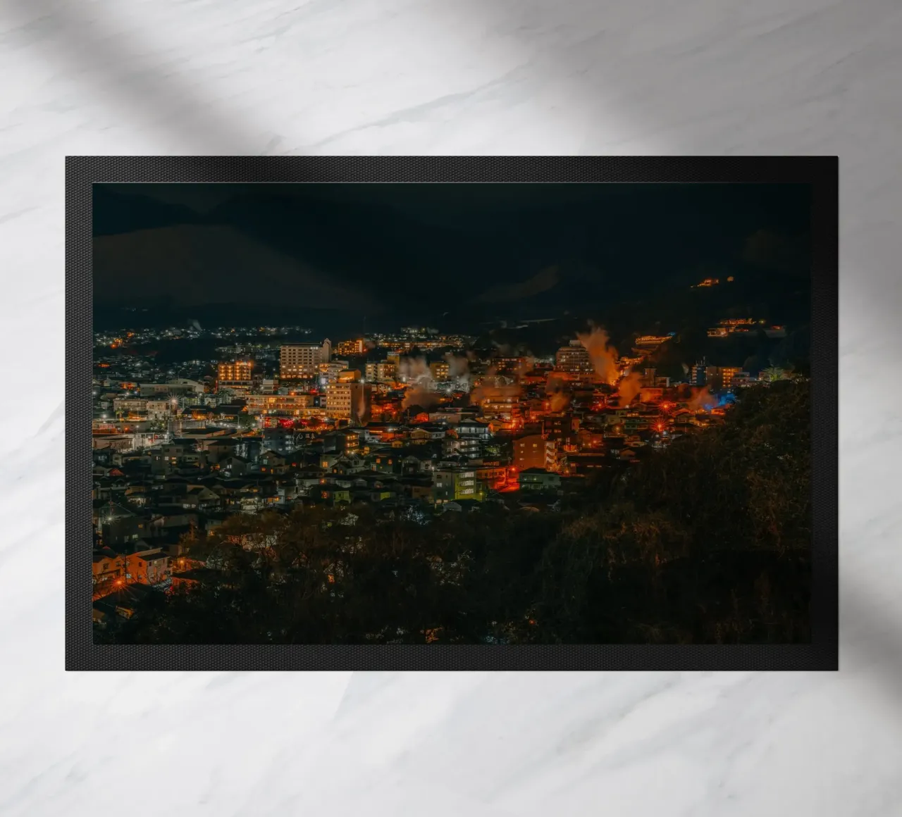 Sorgenti termali di Beppu di notte, Giappone zerbino da Marcel Bisig