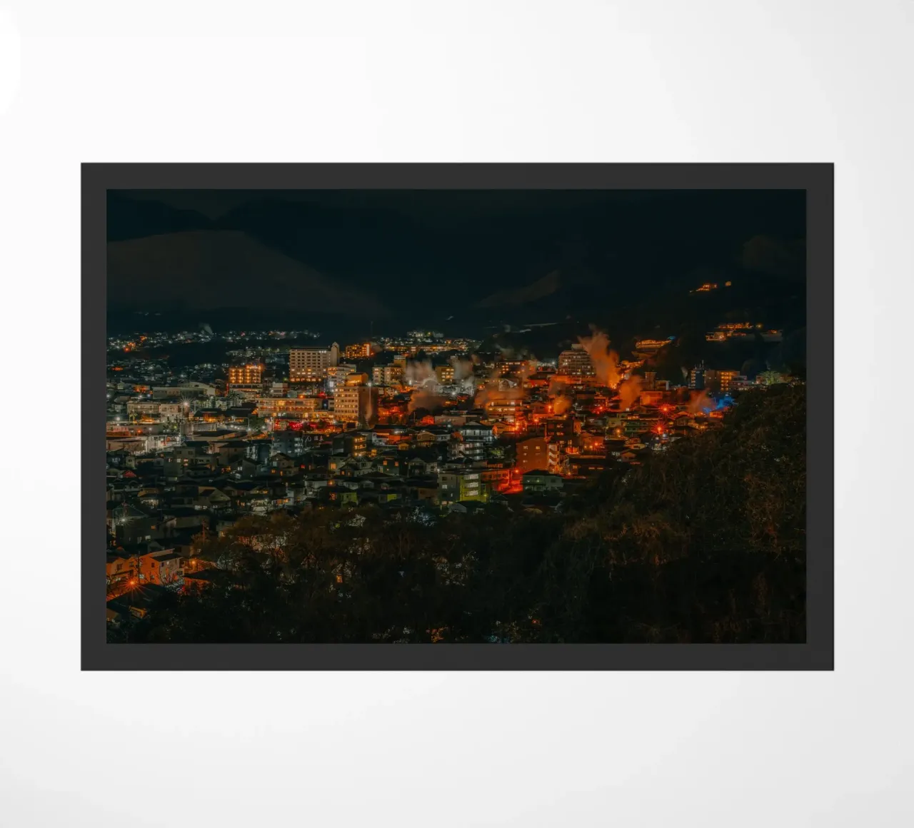 Sorgenti termali di Beppu di notte, Giappone zerbino da Marcel Bisig