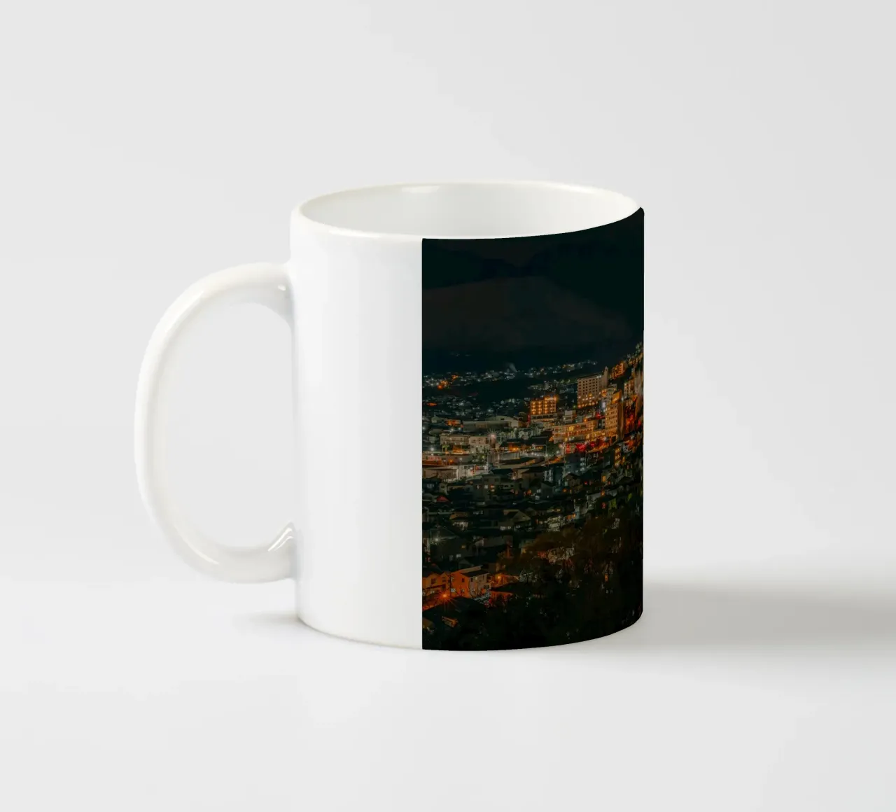 Sorgenti termali di Beppu di notte, Giappone tazza in ceramica da Marcel Bisig
