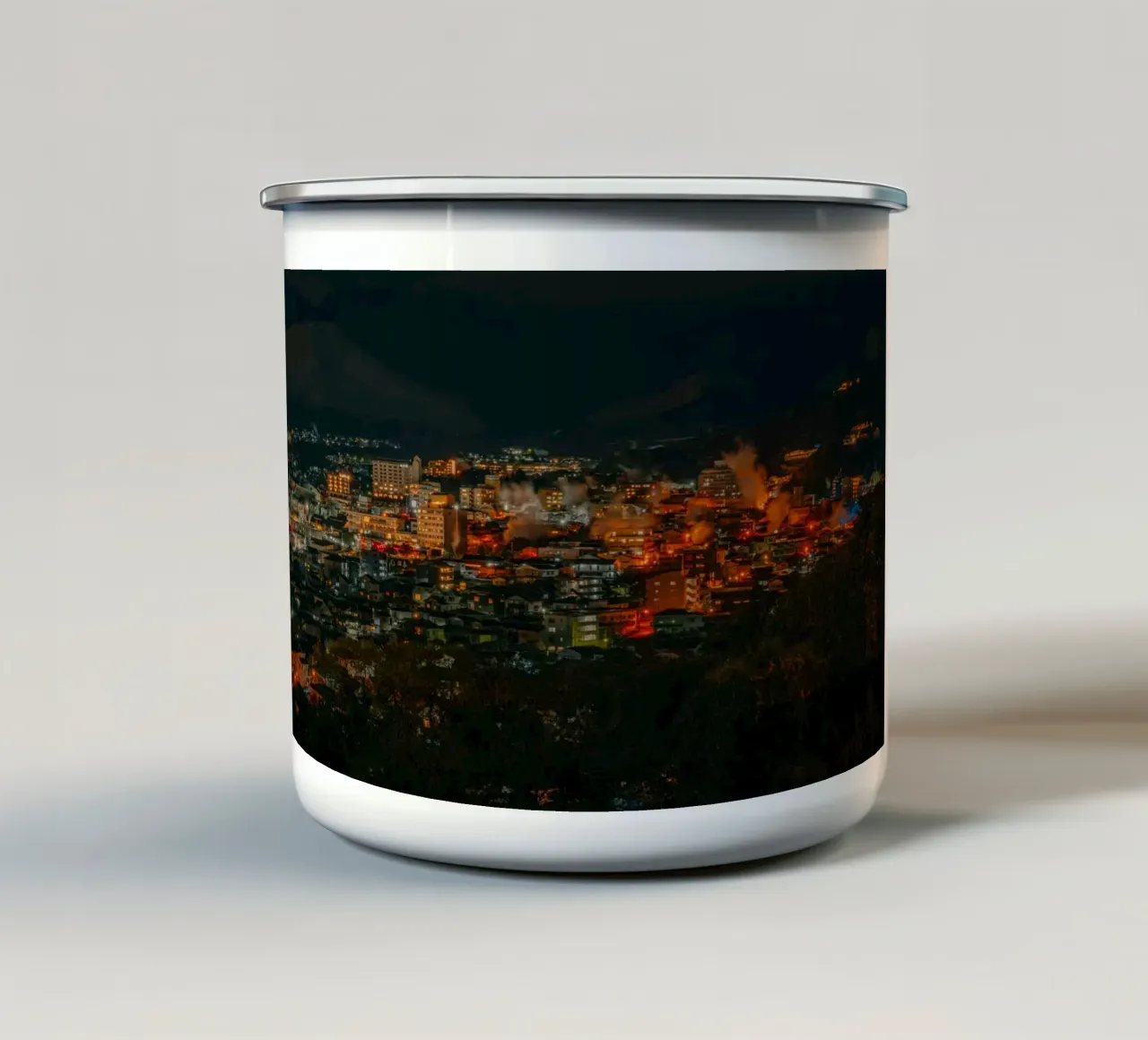 Sorgenti termali di Beppu di notte, Giappone tazza in smalto da Marcel Bisig