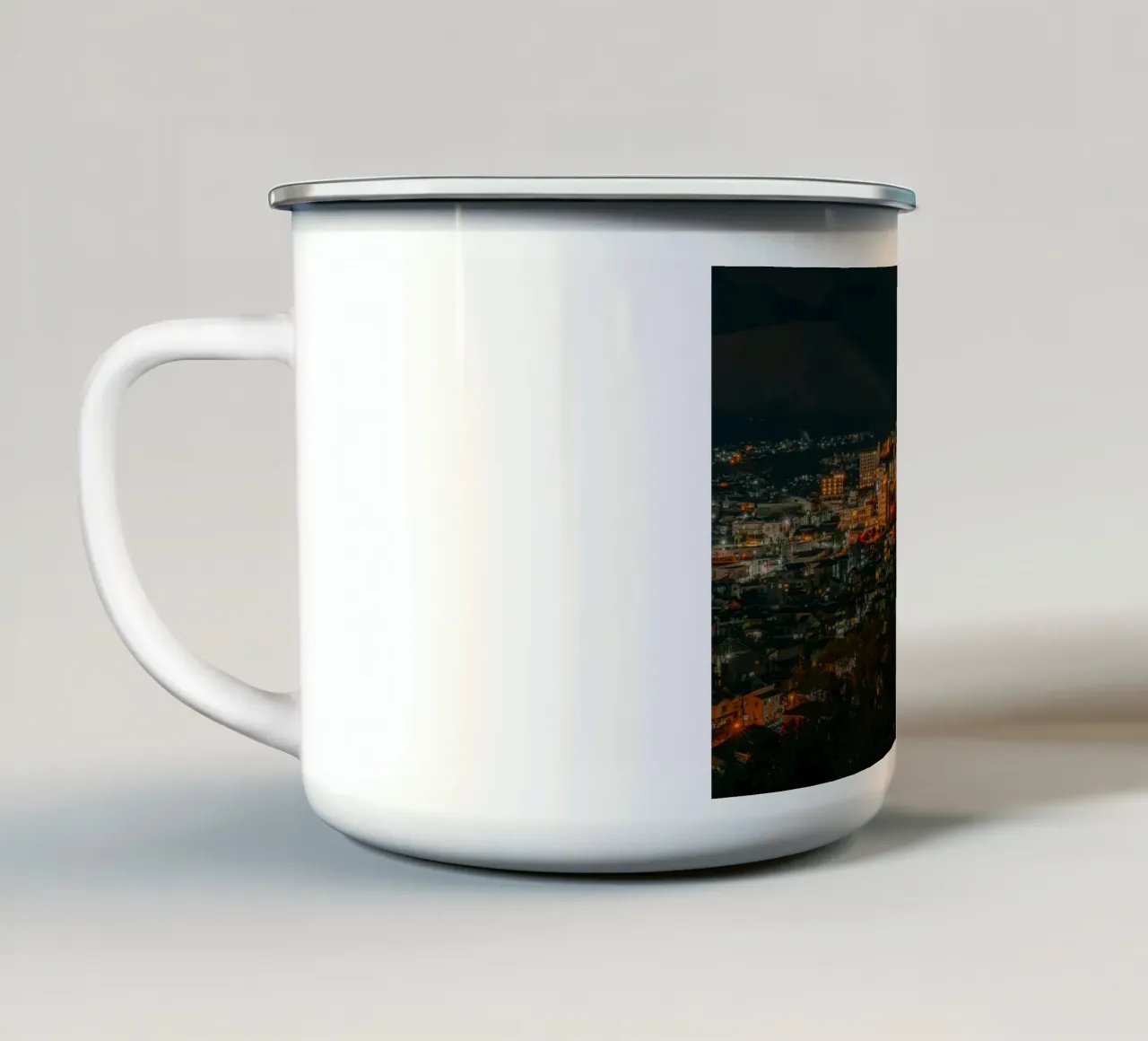 Sorgenti termali di Beppu di notte, Giappone tazza in smalto da Marcel Bisig