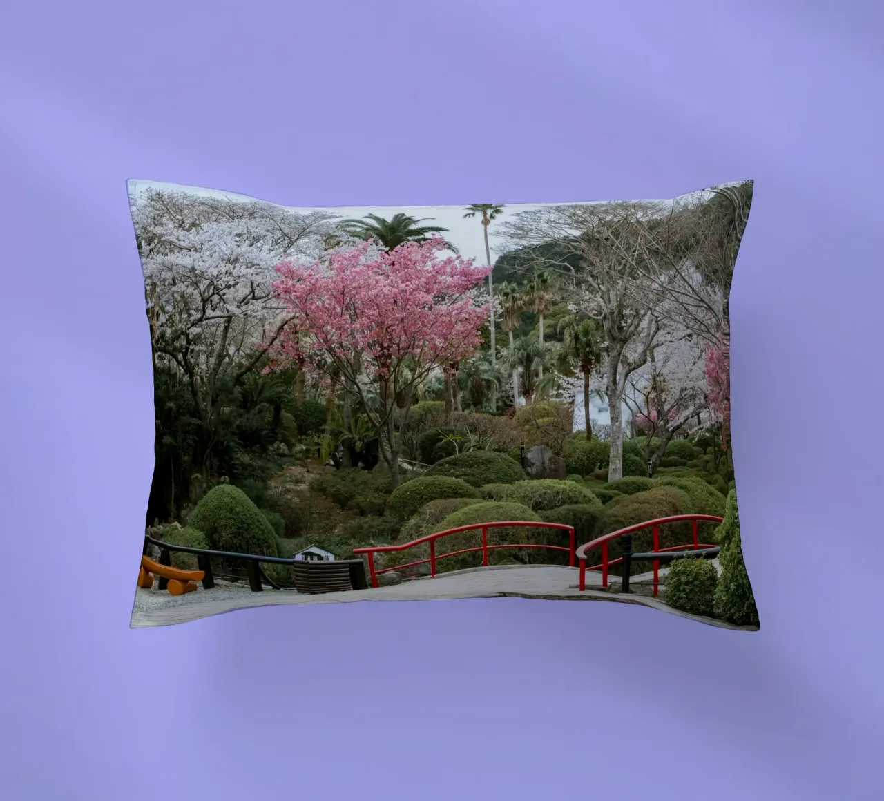 Fiori di ciliegio a Beppu, Giappone cuscino da Marcel Bisig