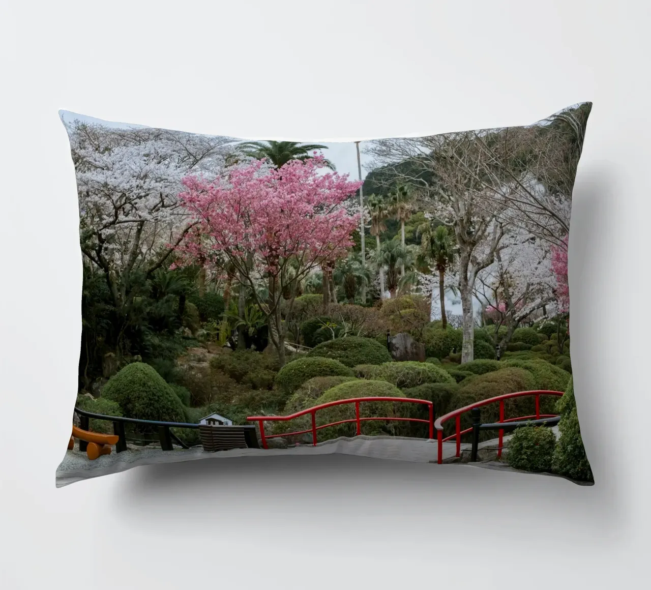 Fiori di ciliegio a Beppu, Giappone cuscino da Marcel Bisig
