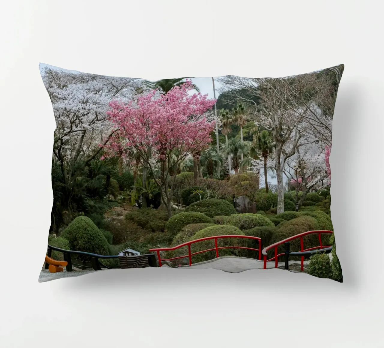 Fiori di ciliegio a Beppu, Giappone cuscino da Marcel Bisig
