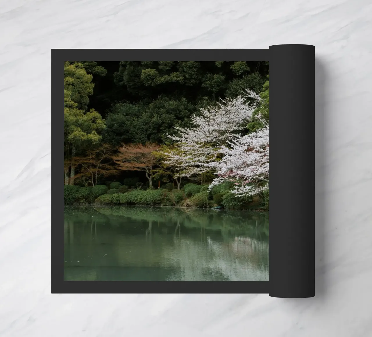 Laghetto dei ciliegi in fiore a Beppu, Giappone zerbino da Marcel Bisig