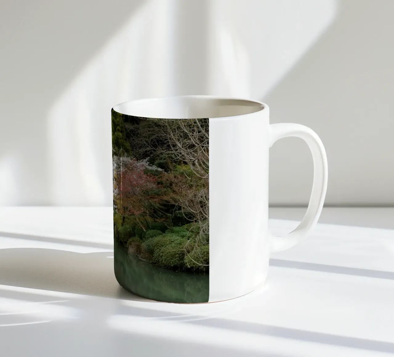 Laghetto dei ciliegi in fiore a Beppu, Giappone tazza in ceramica da Marcel Bisig