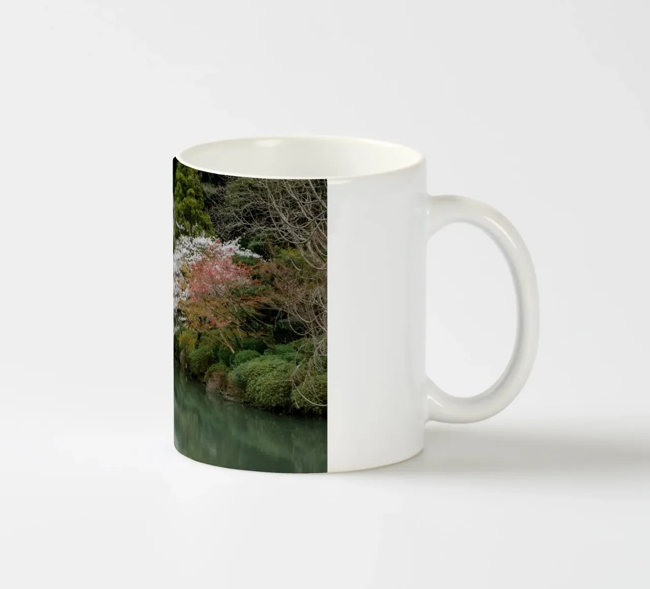 Laghetto dei ciliegi in fiore a Beppu, Giappone tazza in ceramica da Marcel Bisig