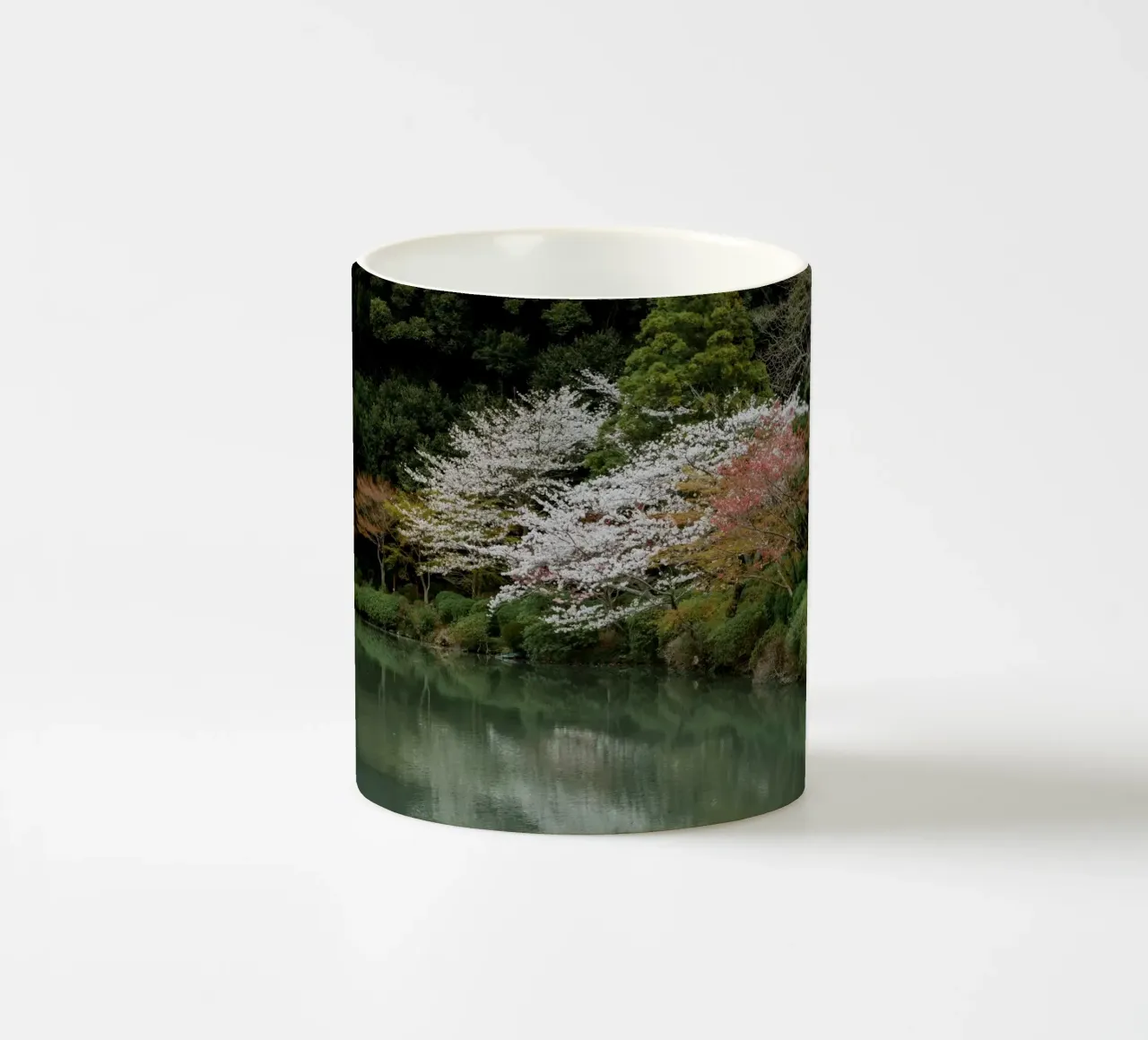 Laghetto dei ciliegi in fiore a Beppu, Giappone tazza in ceramica da Marcel Bisig