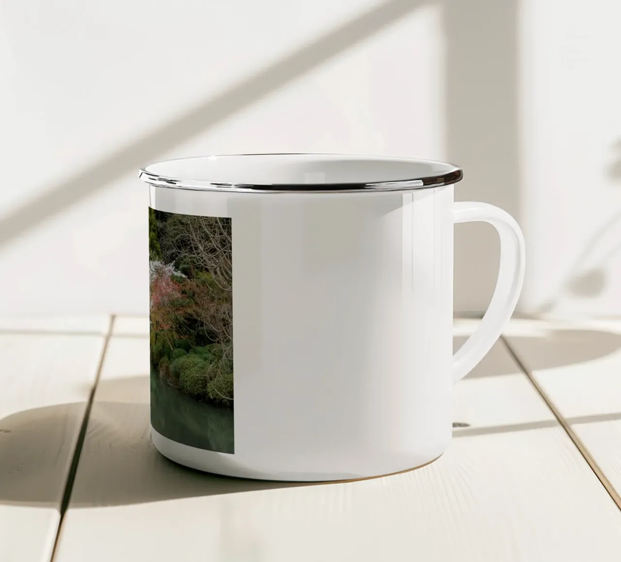 Laghetto dei ciliegi in fiore a Beppu, Giappone tazza in smalto da Marcel Bisig