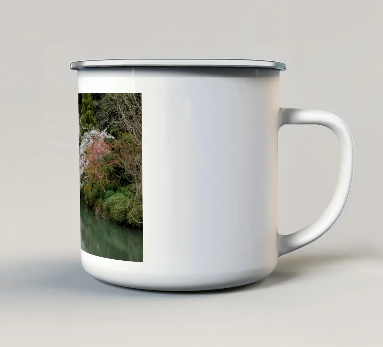 Laghetto dei ciliegi in fiore a Beppu, Giappone tazza in smalto da Marcel Bisig