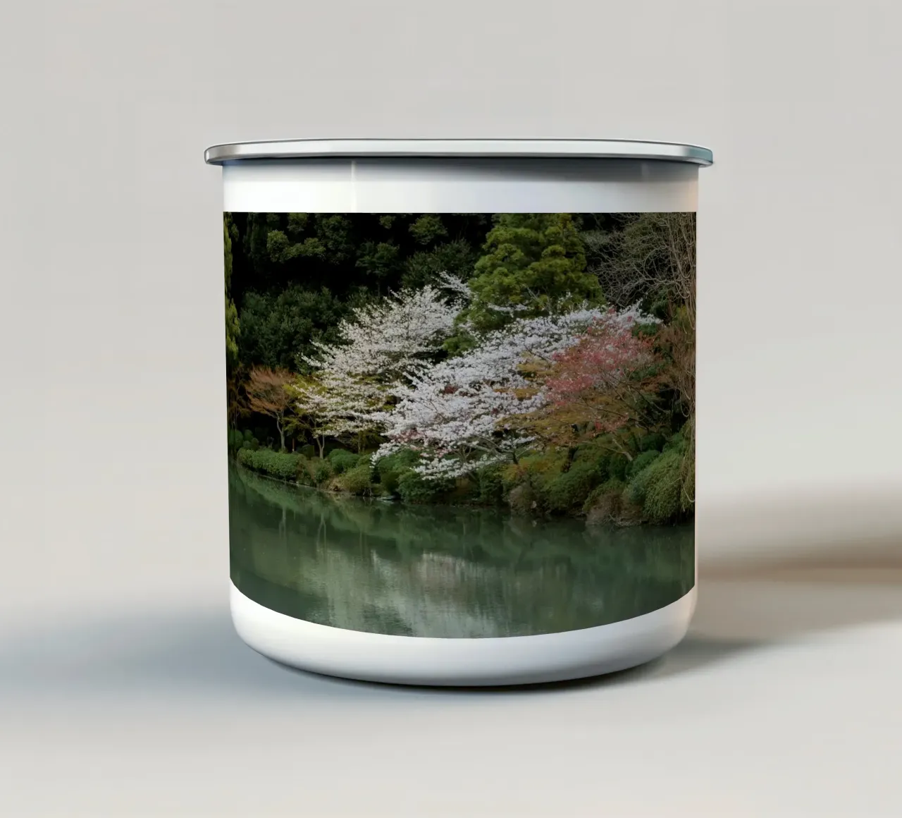 Laghetto dei ciliegi in fiore a Beppu, Giappone tazza in smalto da Marcel Bisig
