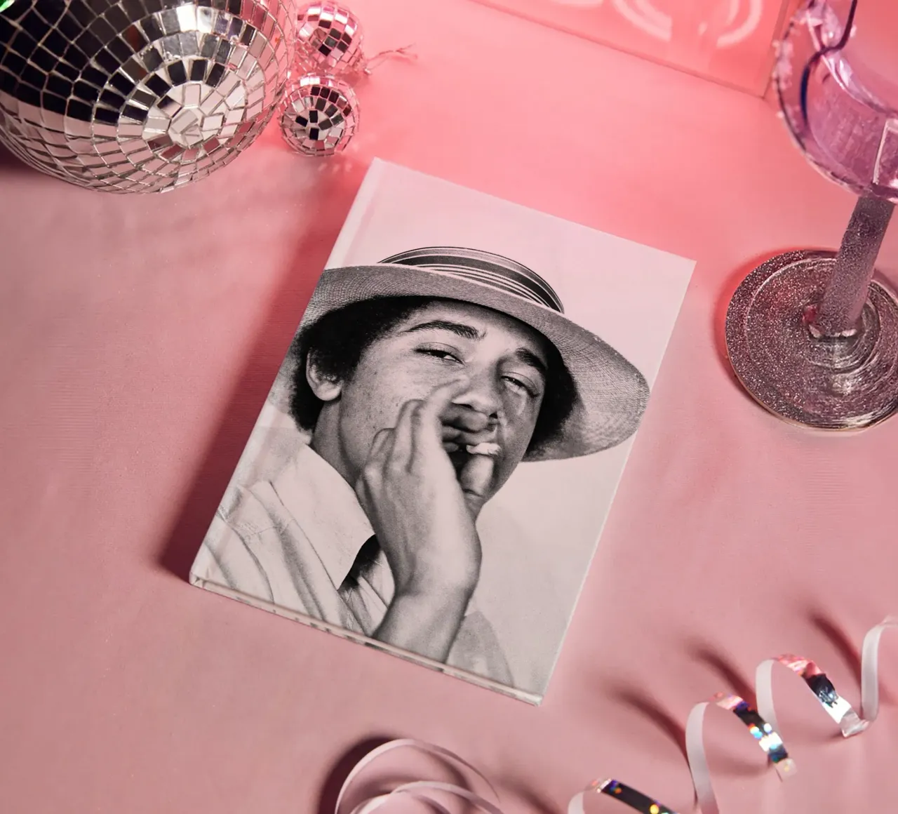 Obama fumant un joint, photo ancienne en noir et blanc carnet de notes de Vibrant Vintage Prints