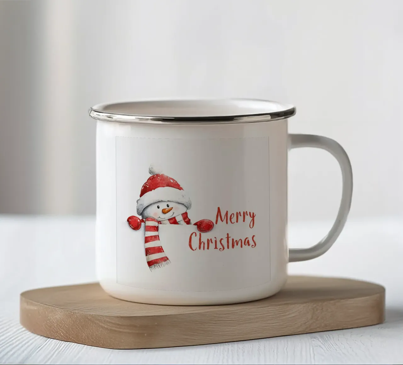 Felice pupazzo di neve con cappello rosso da Babbo Natale e sciarpa a righe per le vacanze di Natale tazza in smalto da Stilrausch