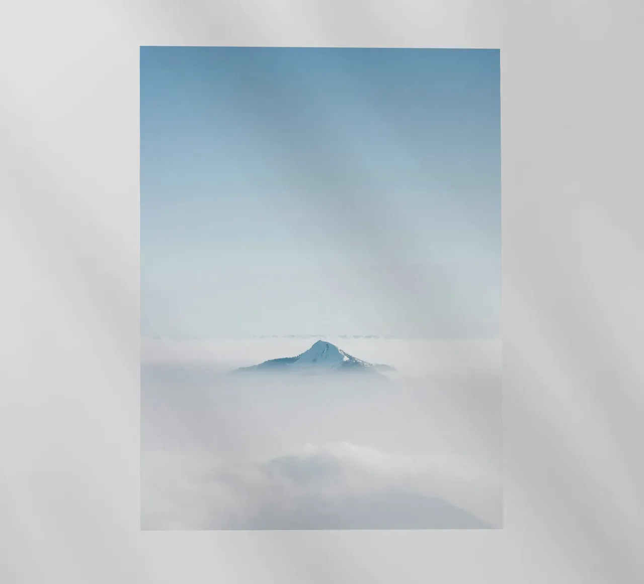 top mountain hide in cloud pellicola backlit da Keyn