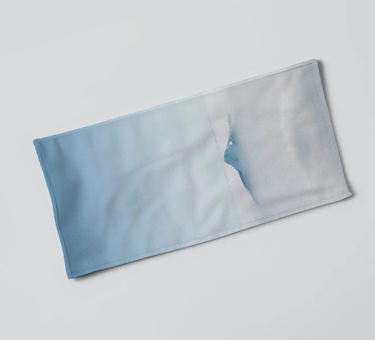top mountain hide in cloud asciugamano da bagno da Keyn