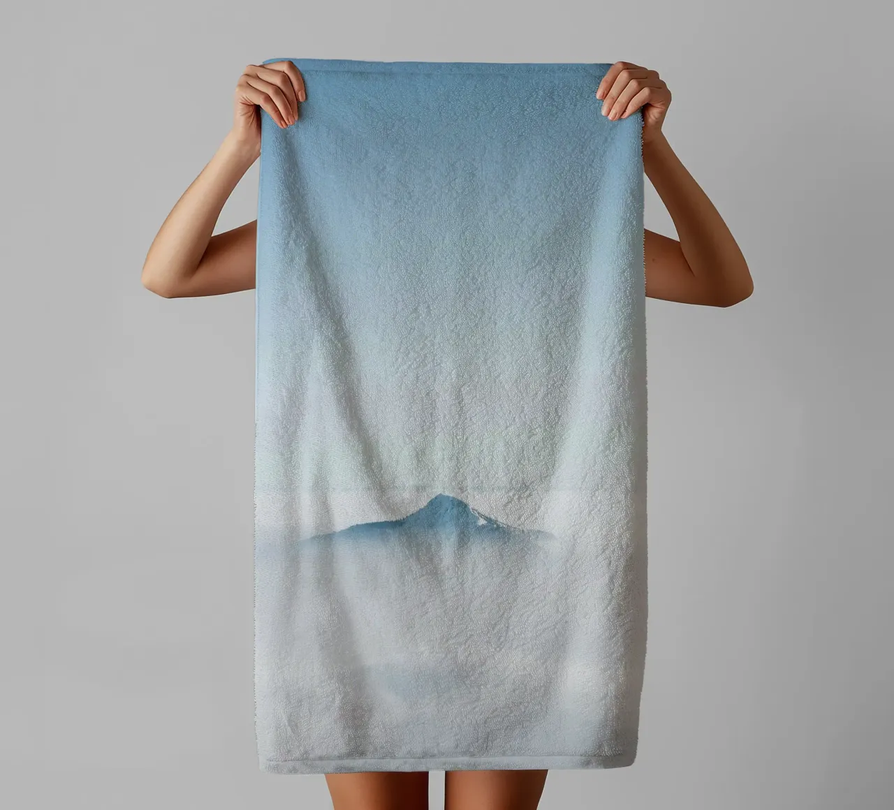 top mountain hide in cloud asciugamano da bagno da Keyn