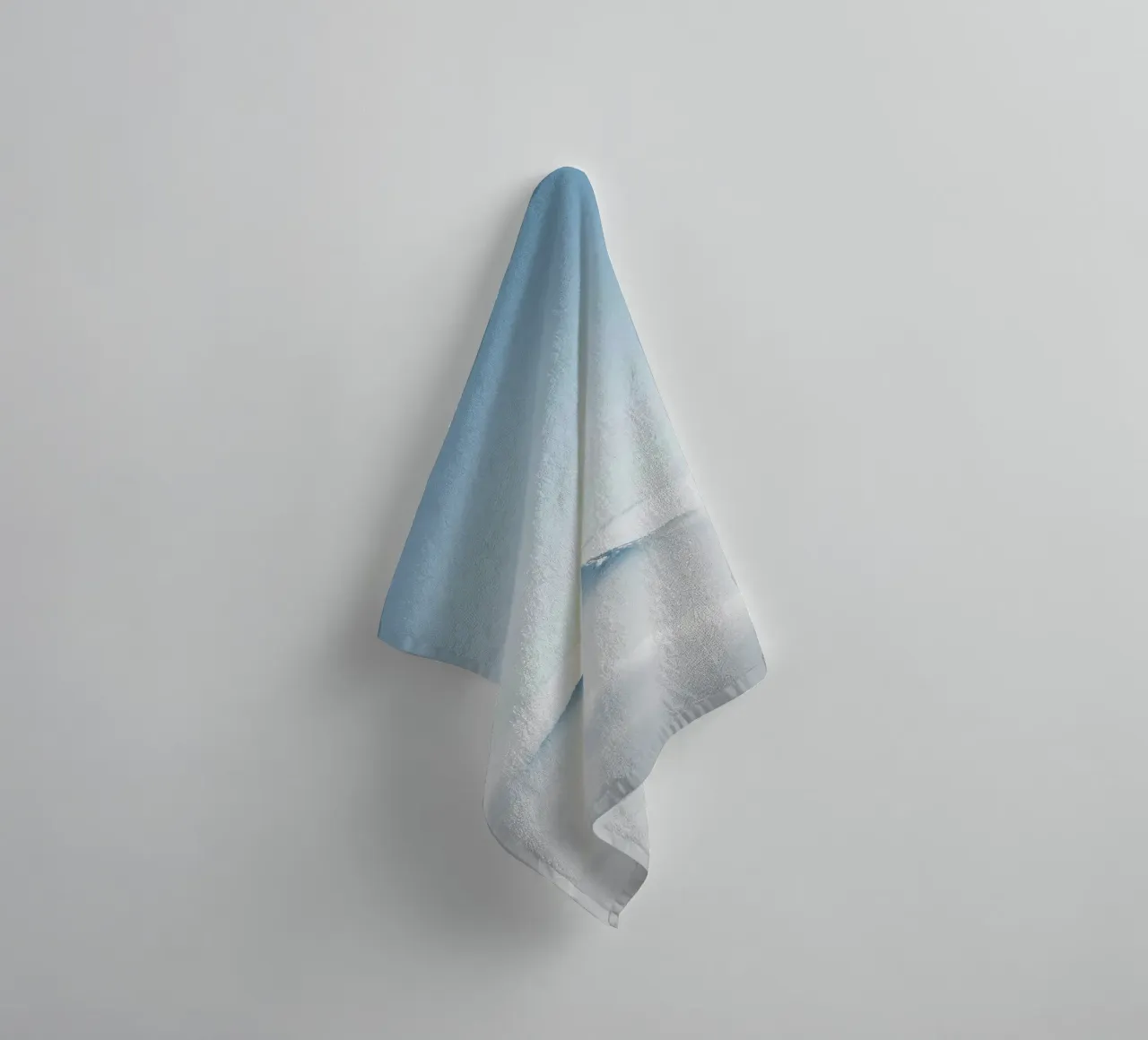 top mountain hide in cloud asciugamano da bagno da Keyn