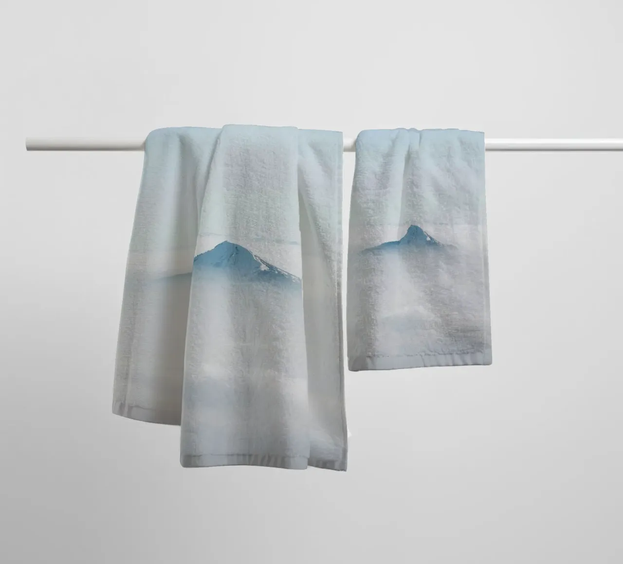top mountain hide in cloud asciugamano da bagno da Keyn