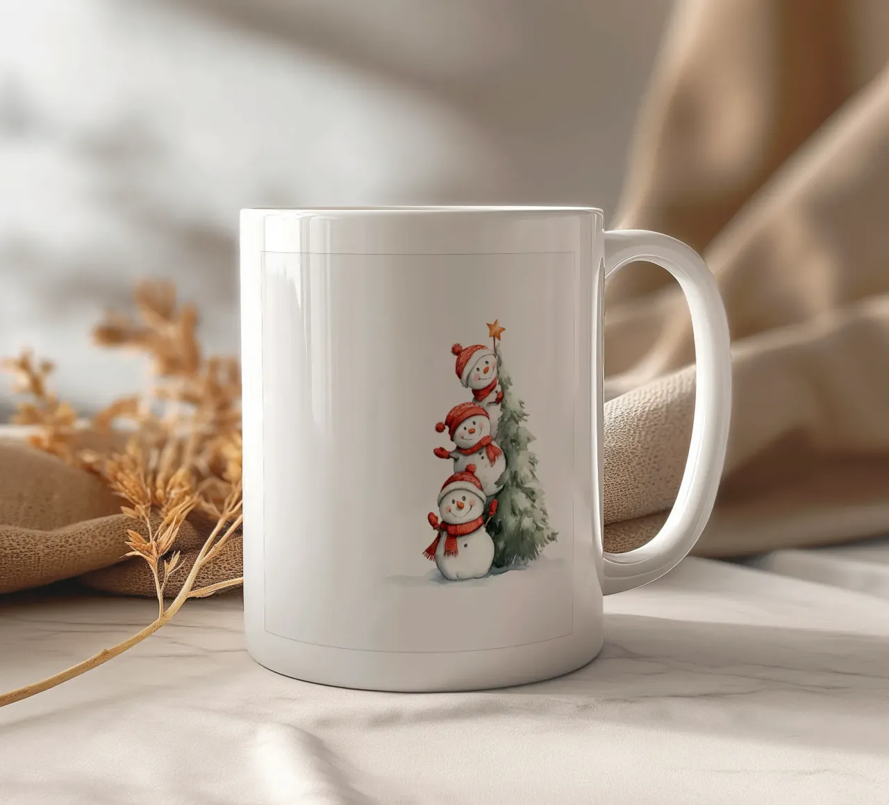Tre pupazzi di neve con sciarpe rosse che si arrampicano su un festoso tr tazza in ceramica da Stilrausch
