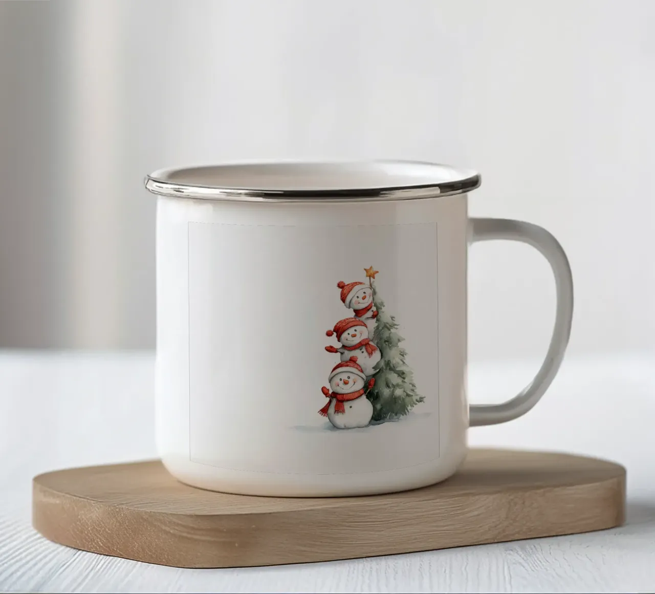 Tre pupazzi di neve con sciarpe rosse che si arrampicano su un festoso tr tazza in smalto da Stilrausch