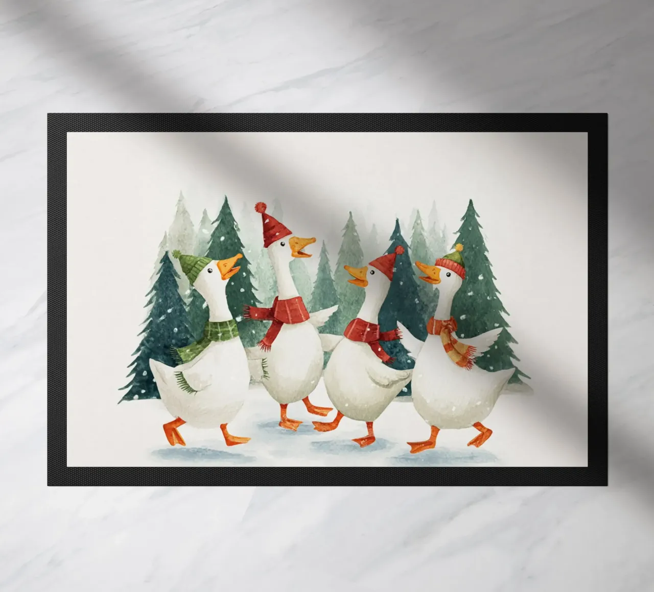 Quattro oche con cappelli e sciarpe che ballano in una foresta innevata zerbino da Stilrausch