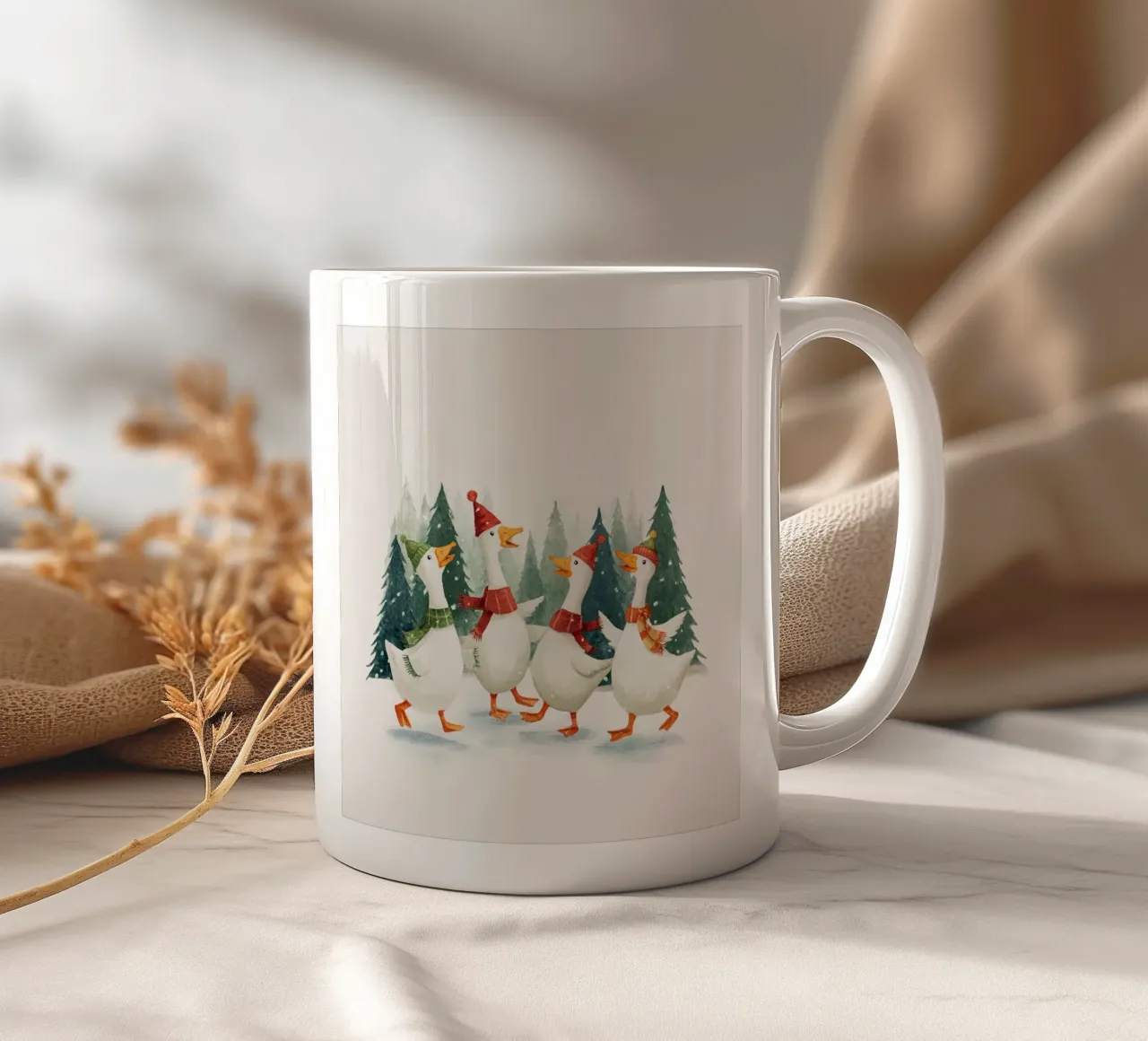 Quattro oche con cappelli e sciarpe che ballano in una foresta innevata tazza in ceramica da Stilrausch
