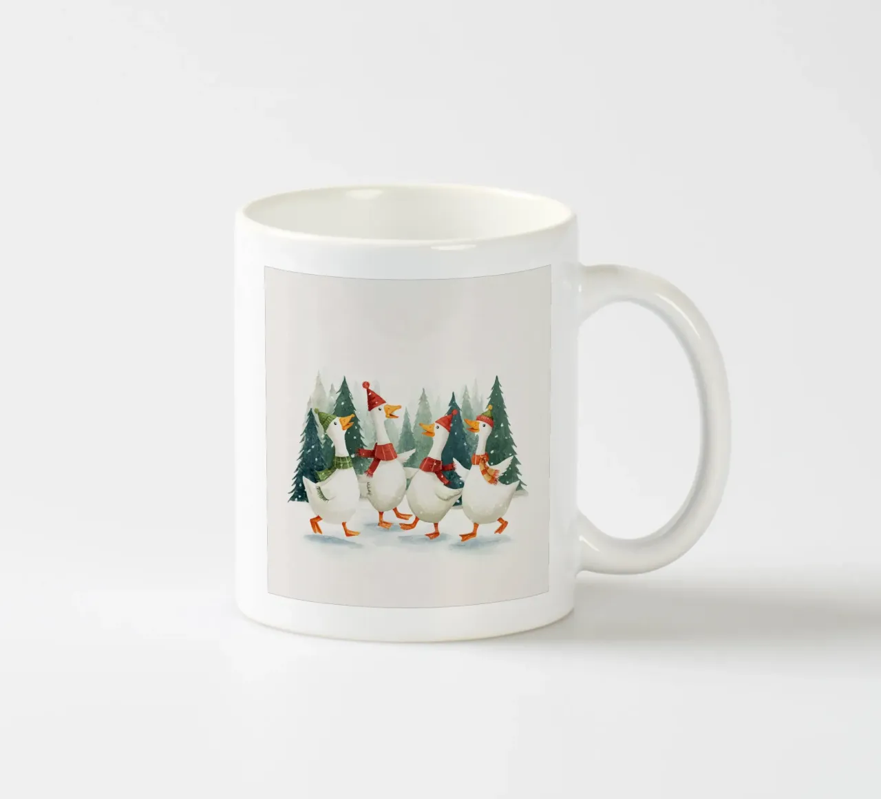 Quattro oche con cappelli e sciarpe che ballano in una foresta innevata tazza in ceramica da Stilrausch