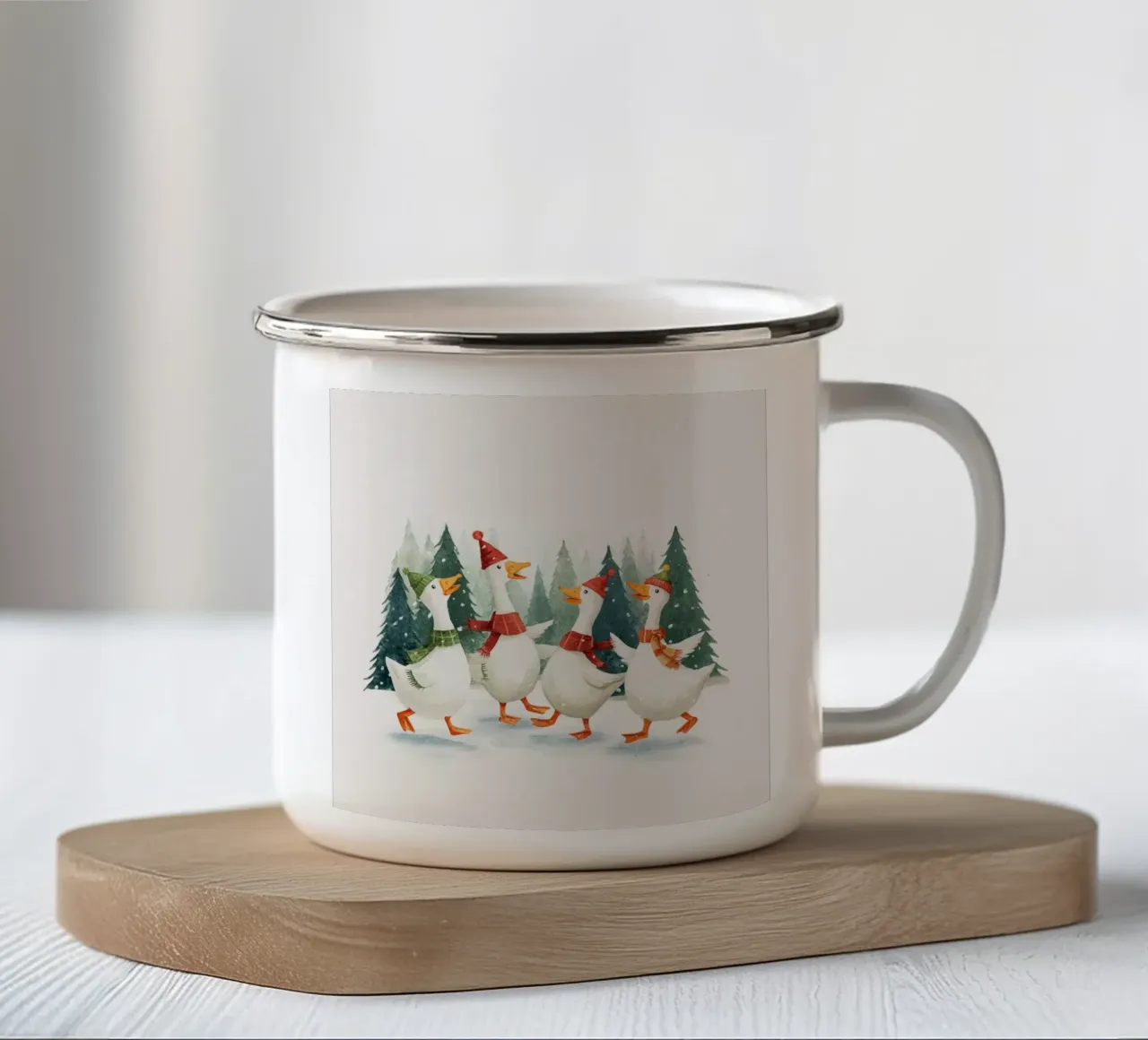 Quattro oche con cappelli e sciarpe che ballano in una foresta innevata tazza in smalto da Stilrausch