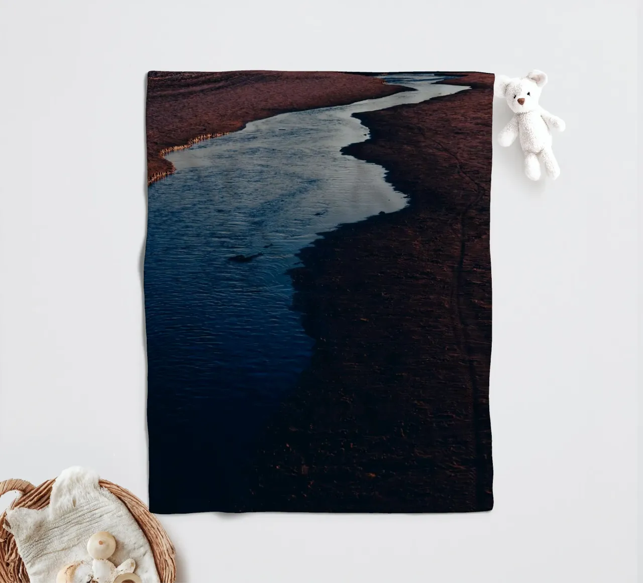Fiume scuro IV coperta in pile da Tal Paz-Fridman