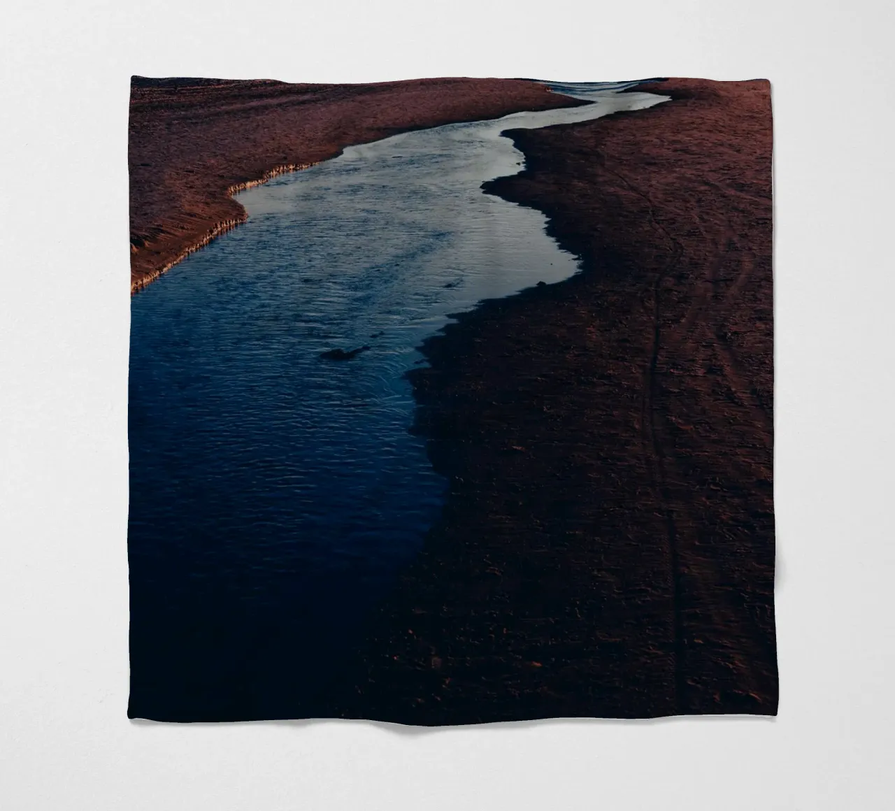 Fiume scuro IV coperta in pile da Tal Paz-Fridman