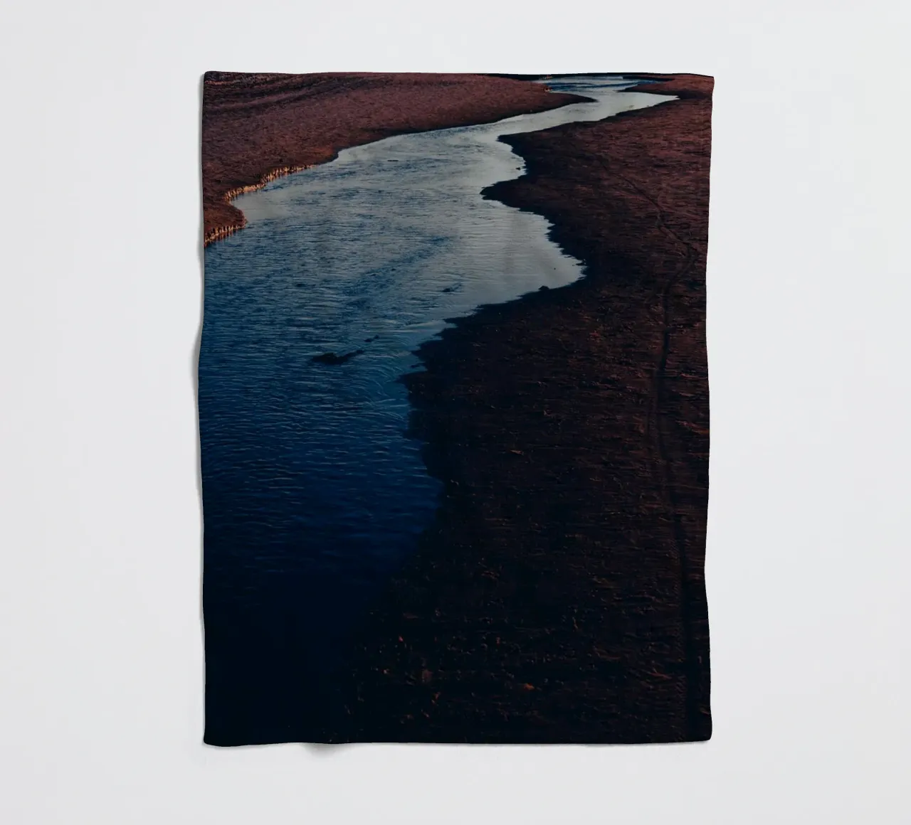 Fiume scuro IV coperta in pile da Tal Paz-Fridman