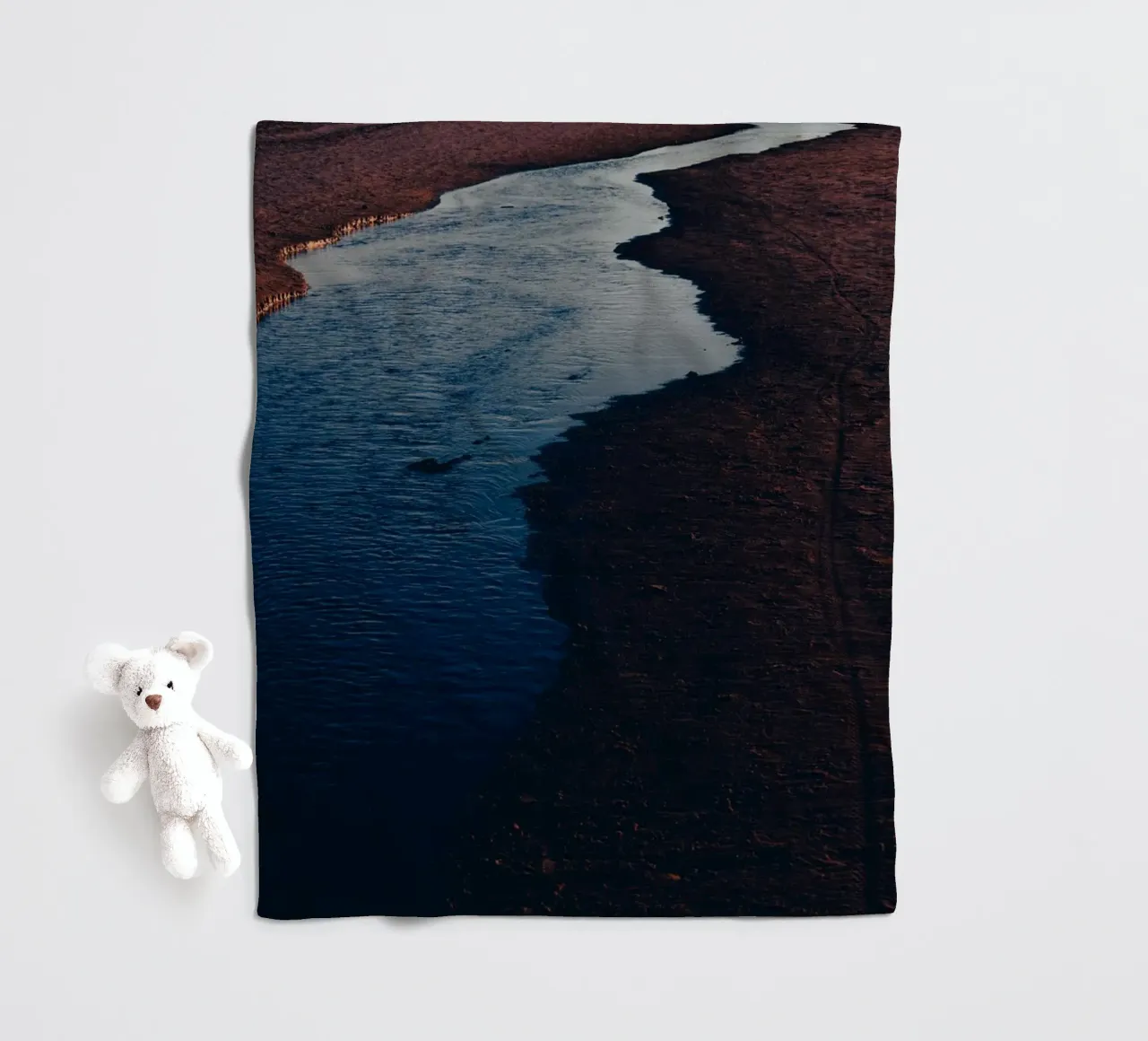 Fiume scuro IV coperta in pile da Tal Paz-Fridman