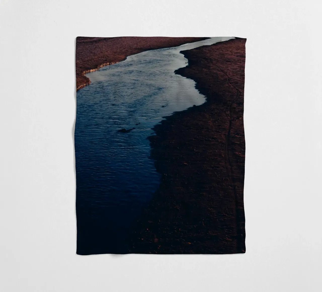 Fiume scuro IV coperta in pile da Tal Paz-Fridman