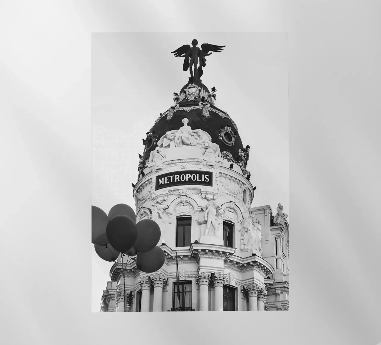 Metropolis Madrid pellicola backlit da Sowa Studio